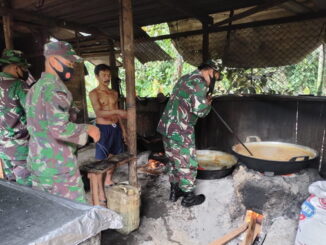 Anggota satgas TMMD tengah belajar cara memproduksi gula aren ditempat Mardianto.