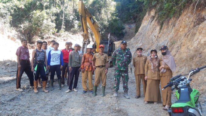 Aparat Pemerintahan Nagari tinjau pengerjaan jalan
