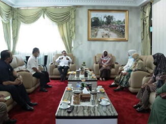 Bupati Eka Putra bersama PNS yang pensiun.