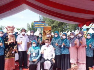 Bupati Eka Putra bersama kader TP-PKK Tanah Datar.