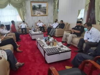 Bupati Eka Putra saat berdialog dengan UPK.