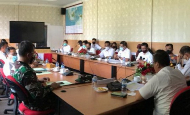 Bupati Mentawai, Yudas Sabaggalet pimpin vicon bersama Forkopimda.