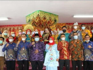 Bupati Suhatri Bur dan Ny. Yusrita Suhatri Bur usai pembukaan GBN bersama panitia pelaksana.
