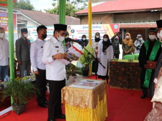 Bupati Syafaruddin Dt.Bandaro rajo tengah memandu pengucapan sumpah Bamus Nagari Gurun.