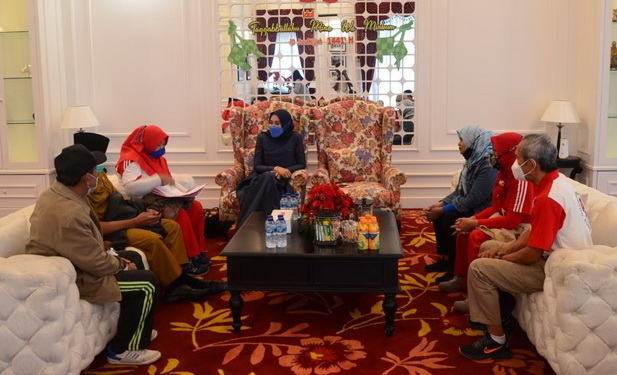 Ny. Emiko bersama penguris KJS.