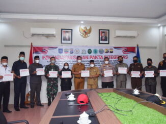Foto bersama usai penandatanganan Pakta Integritas.