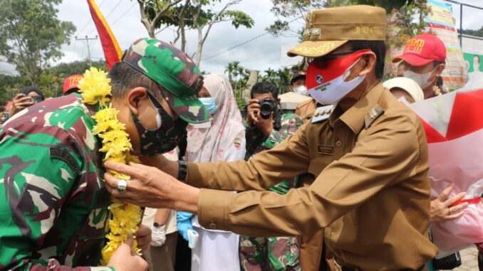 Kedatangan Danrem disambut Bupati Limapuluh Kota dengan pengalungan bunga