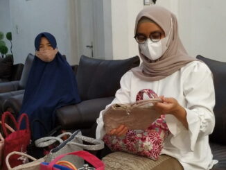 Ketua TP PKK Kota Sawahlunto saat meneliti tas perca buatan UP2K Desa Talawi Hilir.