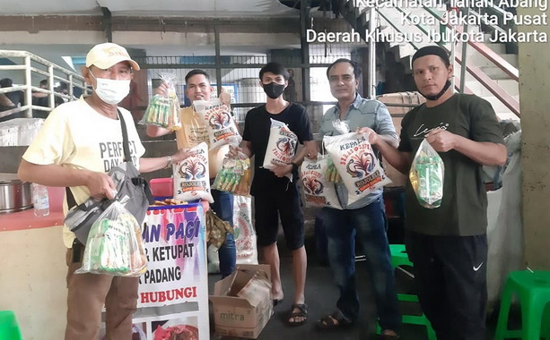 Pembagian sembako IKWAL Jakarta.