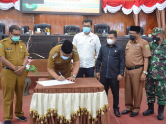 Penadatanganan berita acara penetapan Perda.