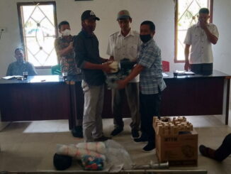 Penyerahan Alat Tangkap dan kebutuhan untuk mencari ikan di laut di Aula Desa Matobe kecamatan Sipora Selatan kabupaten kepulauan Mentawai.