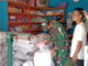 Personil satgas TNMD kunjungi distribusi pupuk bersubsidi di talang Maur.