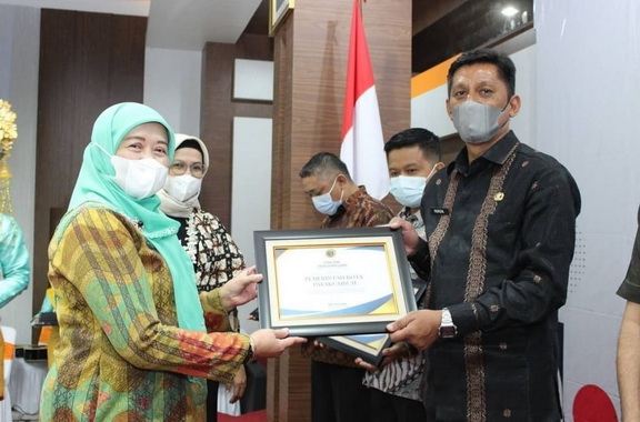 Penerimaan Piagam Penghargaan AKN Award.