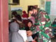 Proses pembagian E-KTP di Nagari Maek di bantu personil Satgas TMMD.