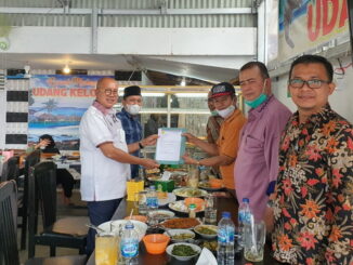 S. Budi Syukur saat menyerahkan susunan pengurus.