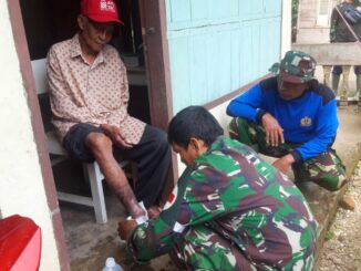 Satgas TMMD melakukan pengobatan gratis