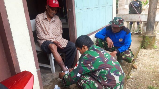 Satgas TMMD melakukan pengobatan gratis