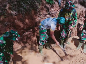 Satgas TMMD tengah mengerjakan pembuatan bak air kontrol di lokasi jalan baru yang dibuka dalam program TMMD ke 111 Kodim 0306-50 Kota.
