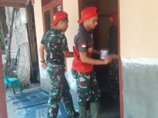 Satgas TMMD tengah sibuk mencat rumah layak huni