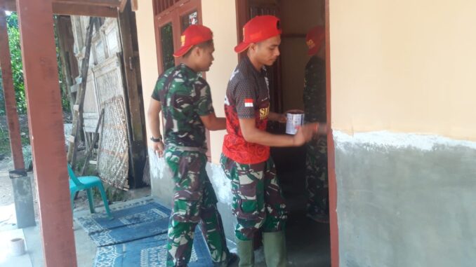 Satgas TMMD tengah sibuk mencat rumah layak huni