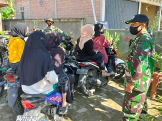 Sejumlah remaja Talang Maur yang tidak memakai masker diingatkan satgas TMMD.