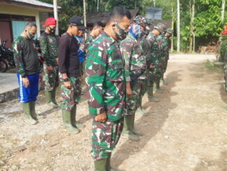 Setiap pagi sebelum turun ke lapangan mengerjakan pekerjaan, satgas TMMD berdoa menerima arahan dari komando.