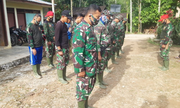 Setiap pagi sebelum turun ke lapangan mengerjakan pekerjaan, satgas TMMD berdoa menerima arahan dari komando.