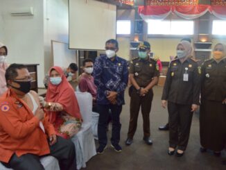 Vaksinasi massal dalam rangka HAB Ahiyaksa di Arosuka.