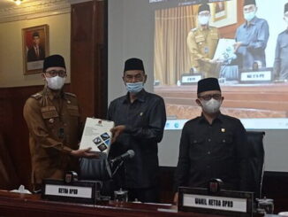 Wako Erman Safar menyerahkan rancangan KUA PPAS kepada DPRD Kota Bukittinggi.