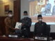 Wako Erman Safar menyerahkan rancangan KUA PPAS kepada DPRD Kota Bukittinggi.