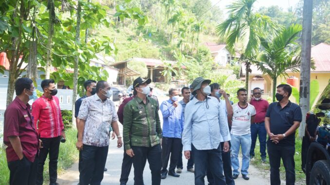 Walikota Sawahlunto saat meninjau pembukaan lahan puskesmas