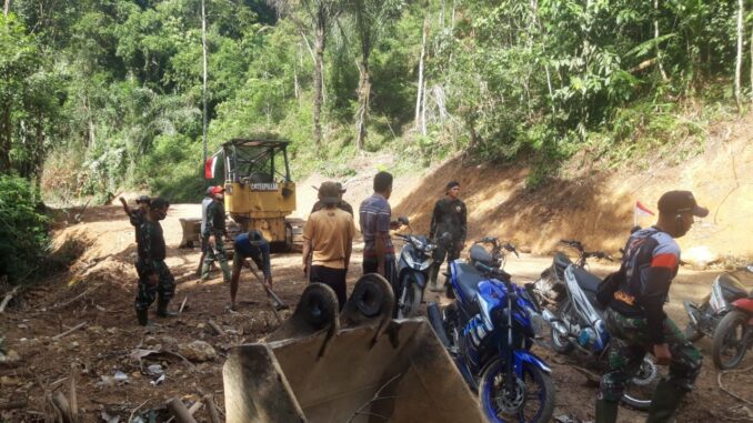 Warga Talang Maur goro masssl bersama satgas TMMD