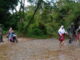 Warga melintasi sungai yang kering di Jorong Talang.
