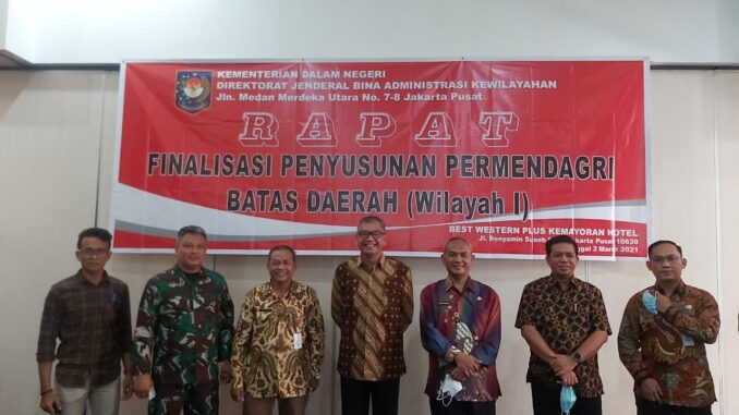 foto bersama setelah rapat finalisasi penyusunan permendagri batas daerah