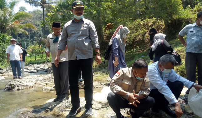 Anggota DPRD Sumbar Deswipetra Dt Manjinjiang Alam saat akan lepaskan ikan di Nagari Siberambang.