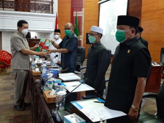 Anggota DPRD Sumbar menyampaikan hasil reses kepada Ketua DPRD Suumbar Supardi dalam rapat paripurna.