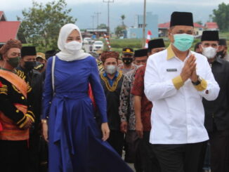 Athari Gauti Ardi dan Bupati Epyardi Asda saat mengunjungi Sungai Nanam.