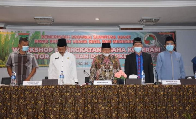 Bupati Agam bersama Anggota DPRD Sumbar, H. Rinaldi,SP di Sakura hotel syariah. Lubuk Basung.