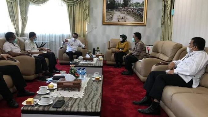 Bupati Eka Putra bersama Kepala BPS Sumbar.