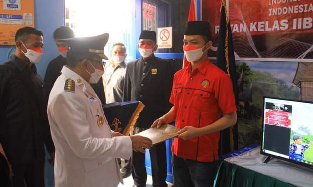 Bupati Eka Putra menyerahkan Remisi.