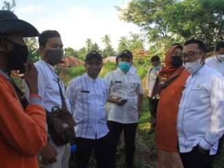 Bupati Eka Putra saat melakukan peninjuan jalan Ngungun - Jaho.
