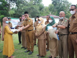 Bupati Epyradi Asda saat menyerahkan bantuan.