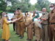 Bupati Epyradi Asda saat menyerahkan bantuan.