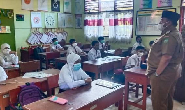 Bupati H. Benny Utama saat mengunjungi SD 06 Pauh.