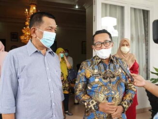 Bupati Rusma Yul Anwar bersama bupati Eka Putra.