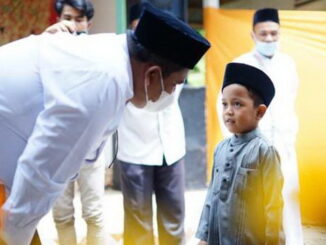 Bupati Suhatri Bur bersama salah seorang peserta MTQ.