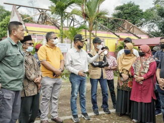 Bupati dan Wabup Solsel saat melakukan peninjauan rehab gedung sekolah.