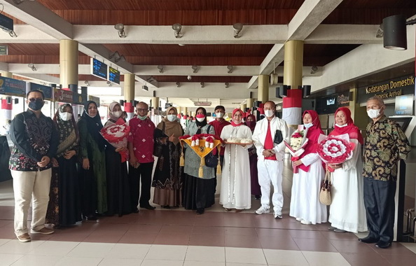 Flora Flecia Tanjung bersama keluarga dan pengurus PKPS Sumbar.