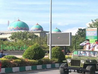 Flora saat diarak keliling kota Painan.