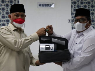 Gubernur Mahyeldi menyerahkan ventilator kepada Bupati Suhatri Bur.
